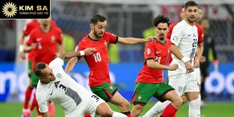 Niềm đam mê sân cỏ thể hiện rõ trên tấm áo thấm đẫm mồ hôi