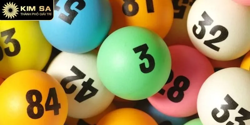 Soi cầu bạc nhớ là phương pháp dự đoán hữu hiệu được tận dụng dựa trên quy luật xuất hiện của những con số trong quá khứ. Tại đây, người tham gia sẽ sử dụng các cặp liên quan đến những sự kiện đặc biệt hay chu kỳ lặp lại nhằm đưa ra nhận định cho kết quả sắp tới. Cùng Kamsa tìm hiểu thêm thông tin hấp dẫn hơn nữa qua bài viết ngay dưới đây. Giới thiệu về phương pháp soi cầu bạc nhớ Soi cầu bạc nhớ là một phương pháp dự đoán kết quả xổ số dựa trên việc ghi nhớ và phân tích các con đã xuất hiện. Đặc biệt, nó dựa trên nguyên tắc rằng một cặp có xu hướng xuất hiện lặp theo chu kỳ nhất định. Người tham gia sẽ theo dõi lịch sử kết quả, nhận diện các con thường xuyên đi cùng nhau và áp dụng vào dự đoán cho lần kế tiếp. Ngoài ra, phương pháp bạc nhớ trong soi cầu 3 miền không phải là loại hình chủ dựa vào mỗi yếu tố may rủi đơn thuần mà còn yêu cầu người tham gia có sự quan sát kỹ lưỡng cũng như khả năng ghi nhớ, thống kê tốt. Bên cạnh đó, để gia tăng độ chuẩn xác thêm cao, nhiều hội viên còn kết hợp thêm nhiều như thống kê tần suất, cầu lô rơi hoặc lô gan. Tổng quan thông tin hội viên cần nắm về soi cầu bạc nhớ Tìm hiểu quy luật bạc nhớ phổ biến mà hội viên cần nắm Soi cầu bạc nhớ là cách thức được nhiều người chơi áp dụng để dự đoán kết quả trong các lần quay số tiếp theo. Dưới đây là những quy luật bạc nhớ phổ biến mà hội viên cần nắm rõ để tăng khả năng thắng lớn. Dựa vào kết quả các ngày trước đó Một trong những cách phổ biến nhất trong soi cầu bạc nhớ là xem xét kết quả xổ số của các ngày trước để tìm ra quy luật xuất hiện của chúng. Những quy tắc thường gặp mà hội viên nên tận dụng cực đơn giản có thể nói tới như: Số lặp lại: Nếu một con xuất hiện liên tiếp trong nhiều ngày, khả năng nó sẽ tiếp tục ra cao hơn. Các sự lựa chọn đi kèm: Khi một con xuất hiện, thường có một số khác đi theo, từ đó có thể dự đoán kết quả dựa trên sự liên kết này. Chu kỳ xuất hiện: Có những số sẽ mang tới xu hướng theo chu kỳ thời gian, ví dụ như cứ 2 hay 5 ngày lại về một lần. Khám phá xu hướng của các số theo kết quả các hôm trước đó Dựa trên đầu và đuôi câm Đầu và đuôi câm là hiện tượng một số không xuất hiện trong kết quả của ngày hôm trước. Do đó, dựa vào điều này, người tham gia có thể suy luận nhằm đưa ra dự đoán, cụ thể như sau: Đầu câm: Nếu một đầu số nào đó (0-9) không xuất hiện, khả năng cao trong ngày tiếp theo sẽ có sự góp mặt. Đuôi câm: Nếu đuôi con nào đó không xuất hiện, cơ hội nó xuất hiện vào ngày kế tiếp là khá lớn. Thử soi cầu bạc nhớ dựa vào các ngày trong tuần Một vài người chơi nhận thấy rằng kết quả xổ số có thể bị ảnh hưởng bởi từng ngày trong tuần. Do đó, hội viên hãy áp dụng soi cầu bạc nhớ theo ngày để tìm ra quy luật: Thứ 2 tới Chủ Nhật: Một vài trường hợp chúng sẽ mang xu hướng xuất hiện nhiều vào một ngày cụ thể trong tuần. Ví dụ, con 47 có thể thường ra vào thứ 4, trong khi số 82 lại hay xuất hiện vào thứ 7. So sánh với các tuần trước đó: Kiểm tra kết quả các tuần trước vào đúng ngày đó để xem liệu có quy luật nào lặp lại hay không. Ghép cặp số theo từng ngày: Một số bộ có thể đi chung với nhau vào các ngày cố định. Những tips hay khi dùng bạc nhớ nâng cao hiệu quả Soi cầu bạc nhớ là một phương pháp hữu dụng và khá dễ dàng để tiếp cận dành cho tân thủ. Tuy nhiên, để có thể tận dụng hiệu quả nhất, hội viên cần chuẩn bị cho mình chiến lược cũng như sự tính toán kỹ lưỡng, hợp lý. Dưới đây là một số mẹo hữu ích nhằm hỗ trợ người chơi nâng tầm hiệu quả thêm bất ngờ. Theo dõi và ghi chép kết quả xổ số chi tiết Một trong những nguyên tắc quan trọng khi áp dụng bạc nhớ chính là theo dõi và ghi chép kết quả xổ số một cách chi tiết. Việc này giúp bạn nhận biết được chúng có xu hướng xuất hiện theo chu kỳ hay không. Một vài cách sử dụng hiệu quả có thể kể tới như: Lập bảng ghi chú thống kê kết quả chi tiết theo từng ngày, tuần hay tháng. Ghi chép tất tần tật các con thường xuyên về cùng với nhau. Đánh dấu các cặp có tỷ lệ xuất hiện cao theo từng thời điểm. Nghiên cứu và thống kê xu hướng chi tiết cực hiệu quả Kết hợp nhiều phương pháp khác nhằm tối ưu kết quả đạt được Chỉ dựa vào bạc nhớ có thể chưa đủ để đạt hiệu quả cao, do đó hội viên có thể kết hợp thêm nhiều loại hình khác nhằm gia tăng tính chính xác, chẳng hạn như: Sử dụng cầu Pascal: Tìm kiếm từ tổng hai số cuối của giải nhất và đặc biệt. Ghép soi cầu bạc nhớ với phương pháp bắt cầu: Tóm cầu theo cặp đối xứng, chéo, song thủ. Dựa vào tổng đề, chạm đề: tổng hai con cuối giải đặc biệt của các ngày trước để tìm quy luật. Soi cầu bạc nhớ chắc chắn là sự lựa chọn mà người tham gia nhất định phải trải nghiệm thử trong năm 2025 này. Với sự vượt trội, cũng như tính ưu việt mà nó mang lại, hứa hẹn sẽ không làm người chơi hối hận khi thử sức. Vậy bạn còn ngại ngần gì mà không tham gia ngay với Kimsa ngay hôm nay.